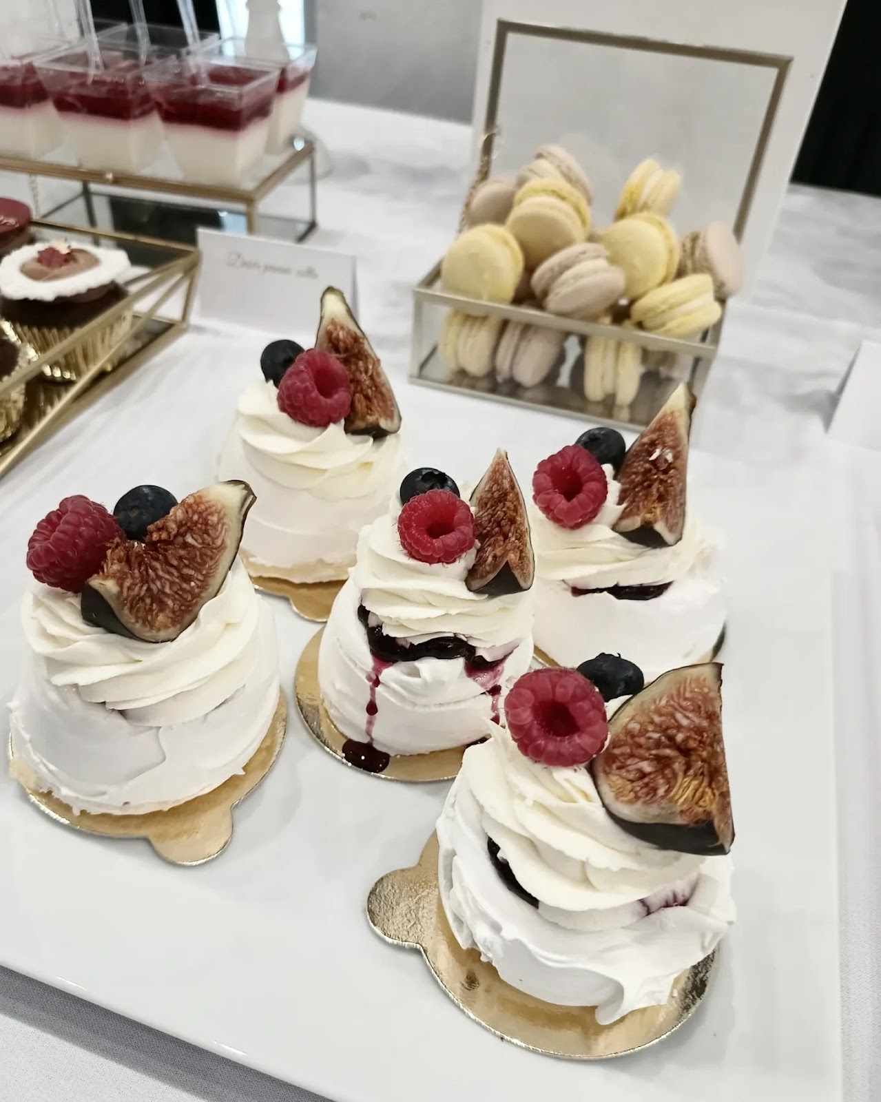 Tort okolicznościowy z autorską dekoracją.